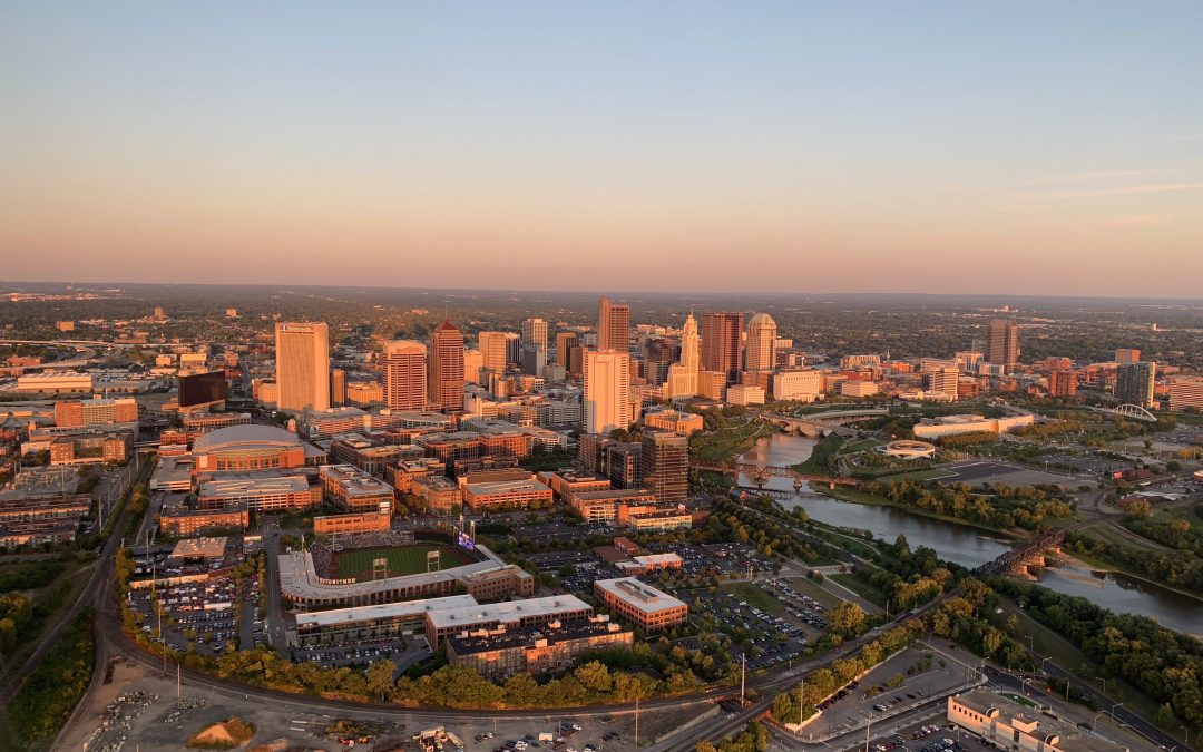 Why are more professionals choosing to live and work in Columbus, Ohio?